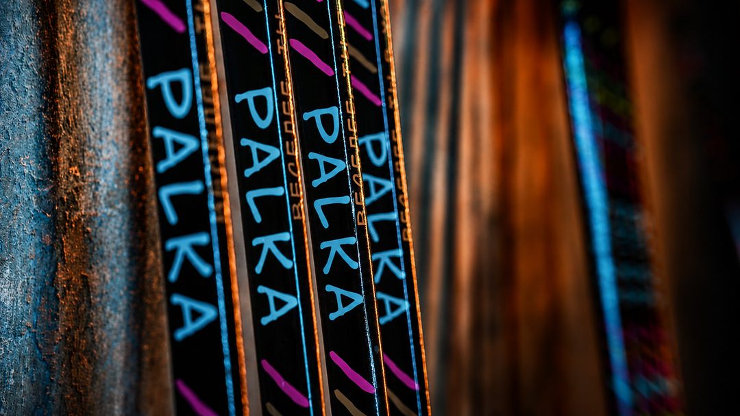 Шафты клюшек PALKA рядом — надписи PALKA крупным планом